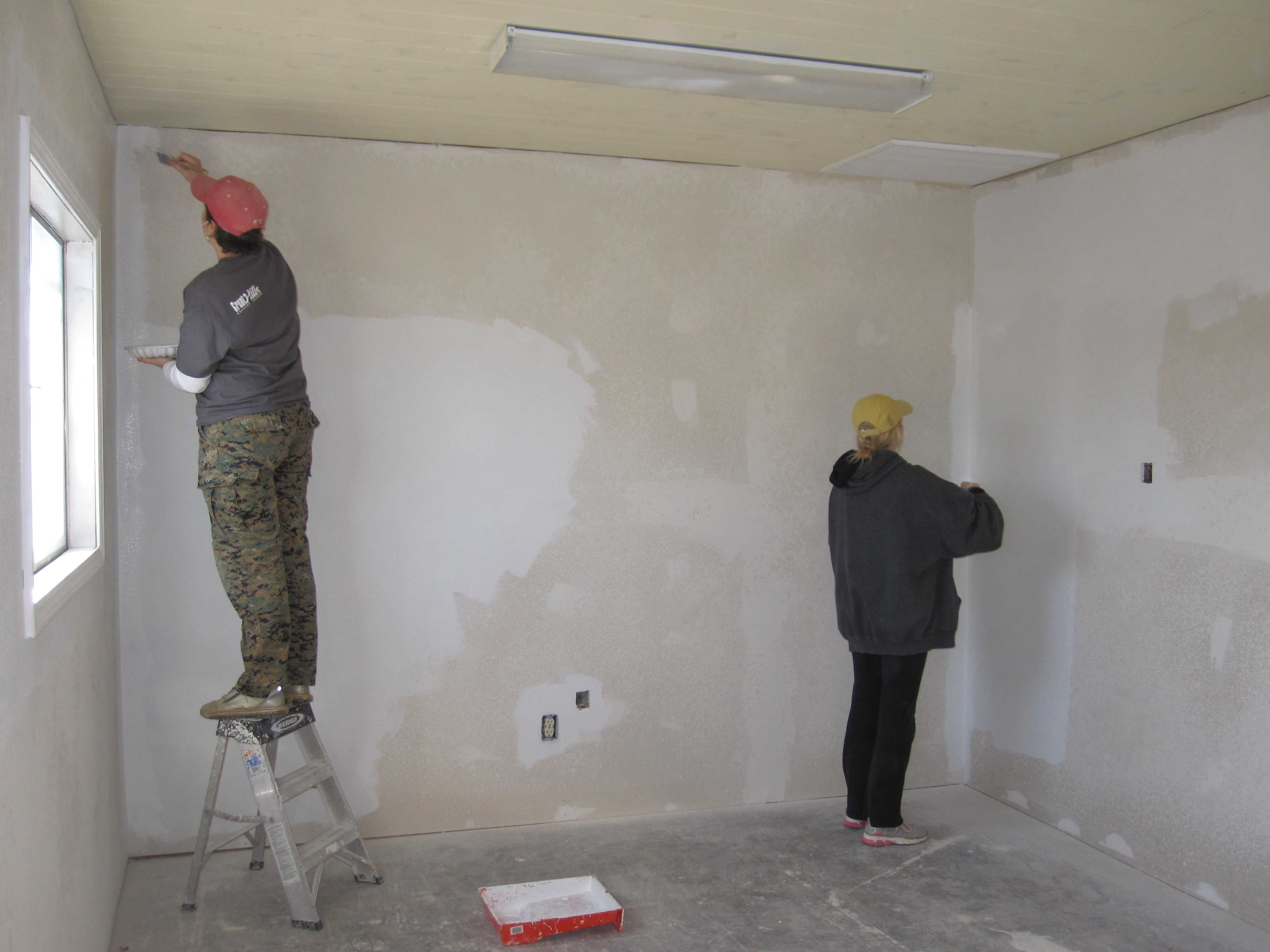 Шпаклевка стен под покраску: выбор шпаклевки и технология нанесения - стройка гид