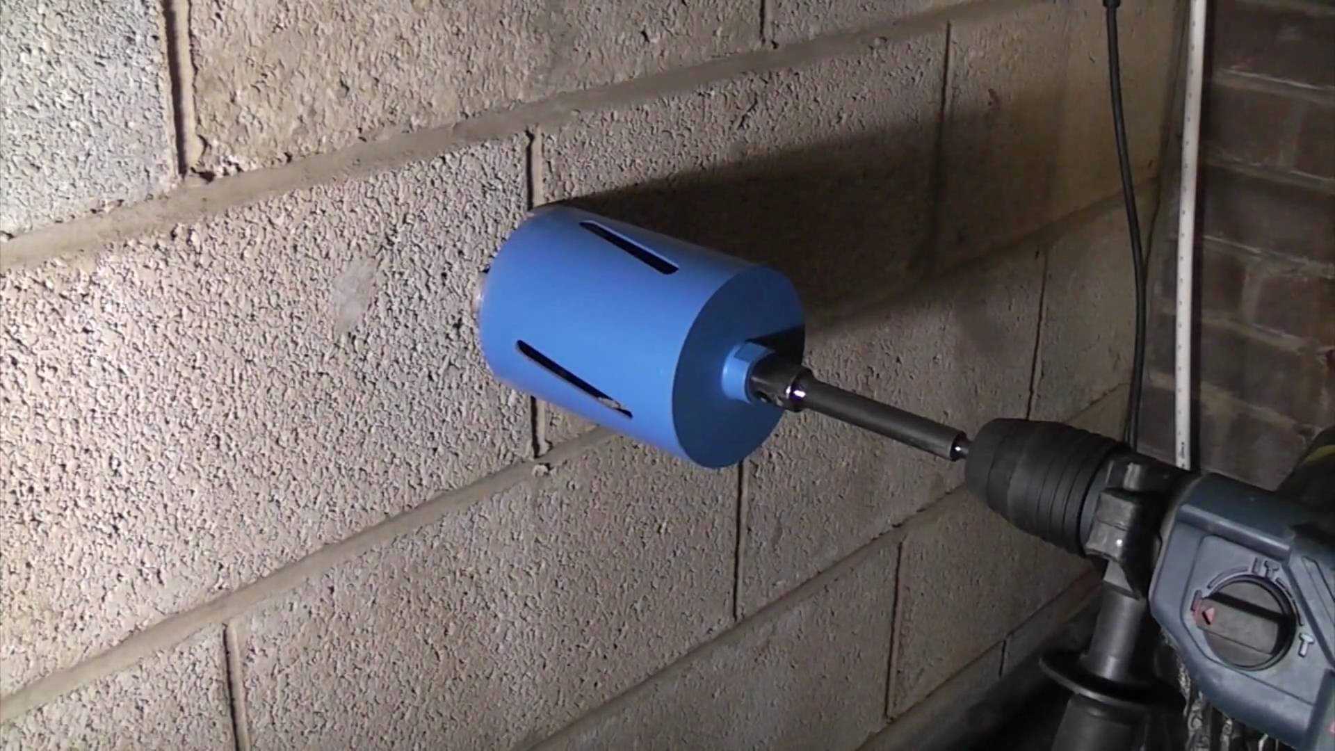 Пробить стену отверстие. Просверлить отверстие в бетоне 100 мм. Сверление отверстий в бетоне диаметр 150. Сверление отверстия в газобетоне 100 мм. Просверлить в бетонной стене отверстие 110 мм.