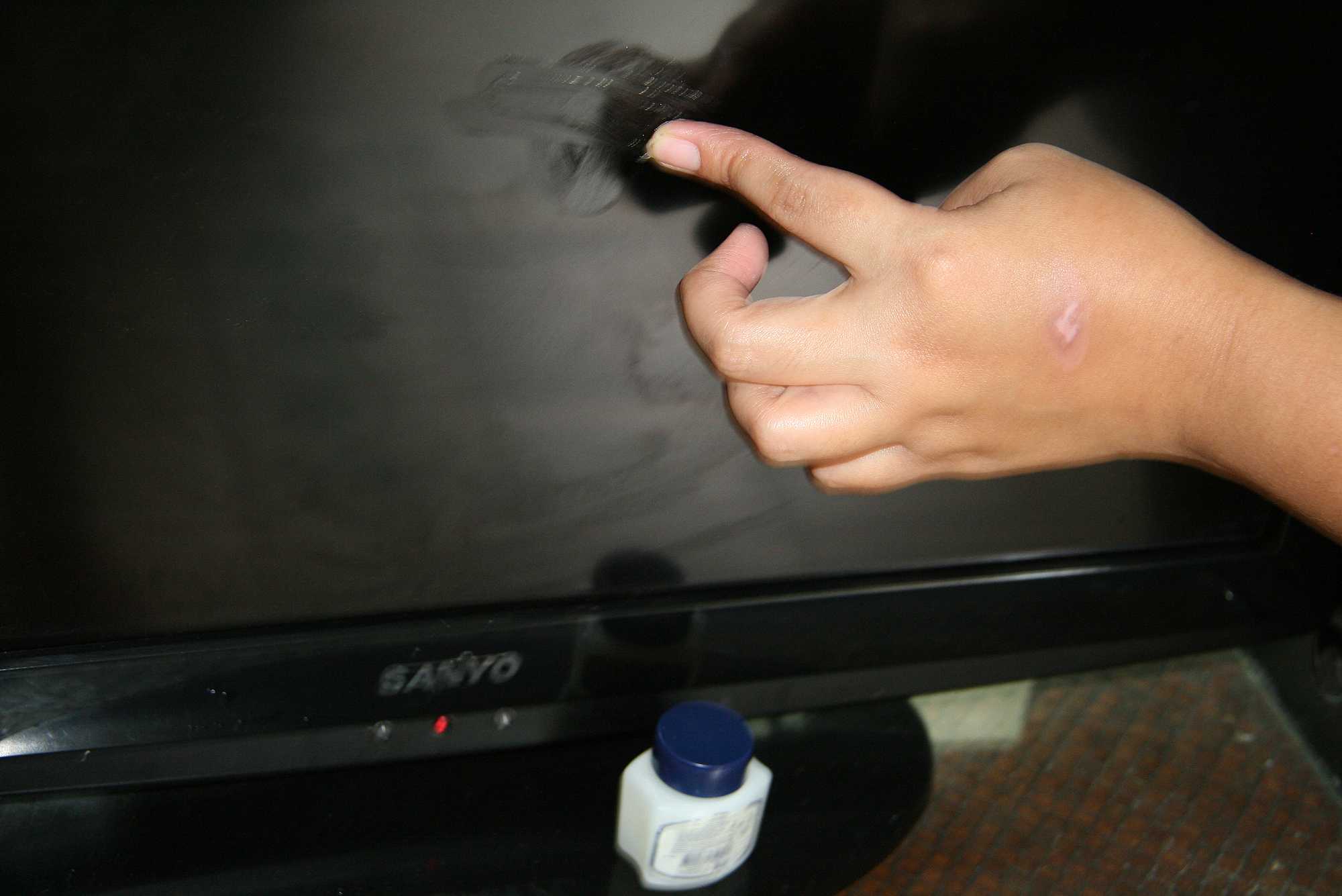 Как убрать царапины с телевизора