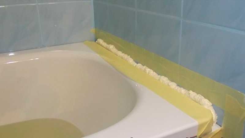 Как заделать щель между ванной и стеной - видео инструкция