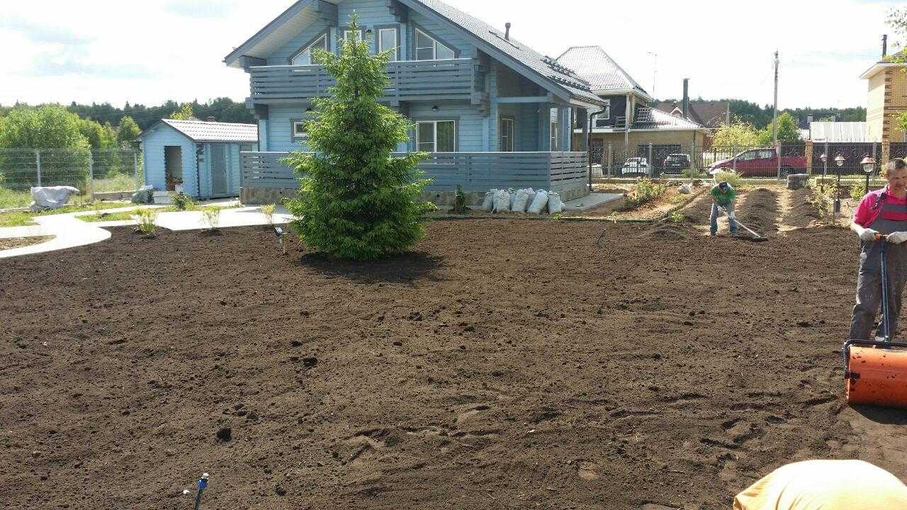 Выравнивание участка: как выровнять земельный участок под газон на даче трактором? выравнивание дачной земли песком вручную