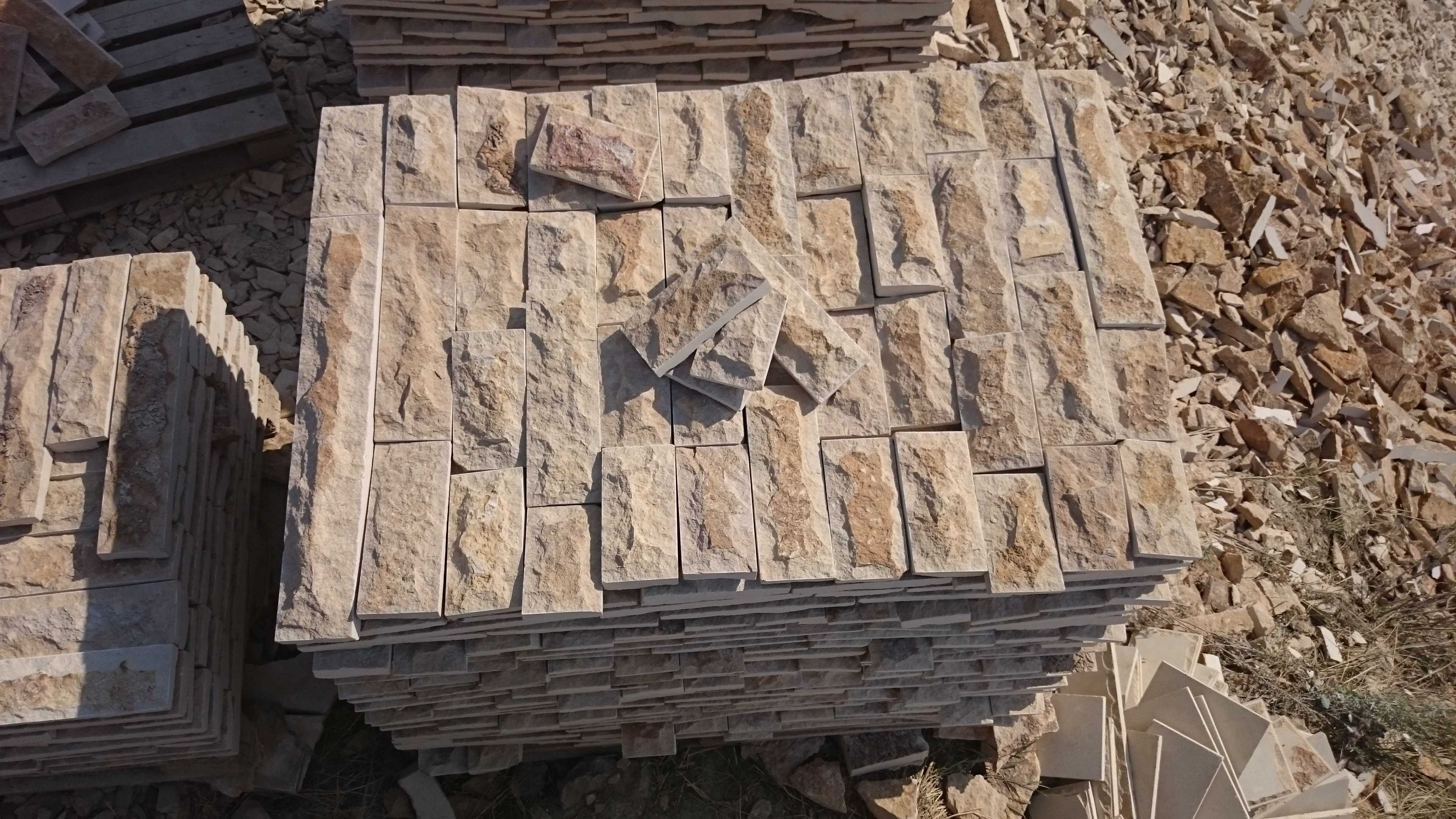 Облицовка фасада дагестанским камнем