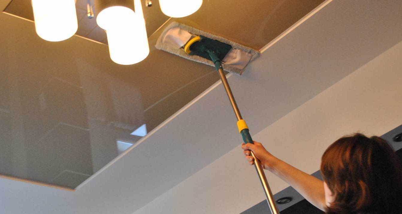 Как помыть глянцевый натяжной потолок без разводов: видео и фото