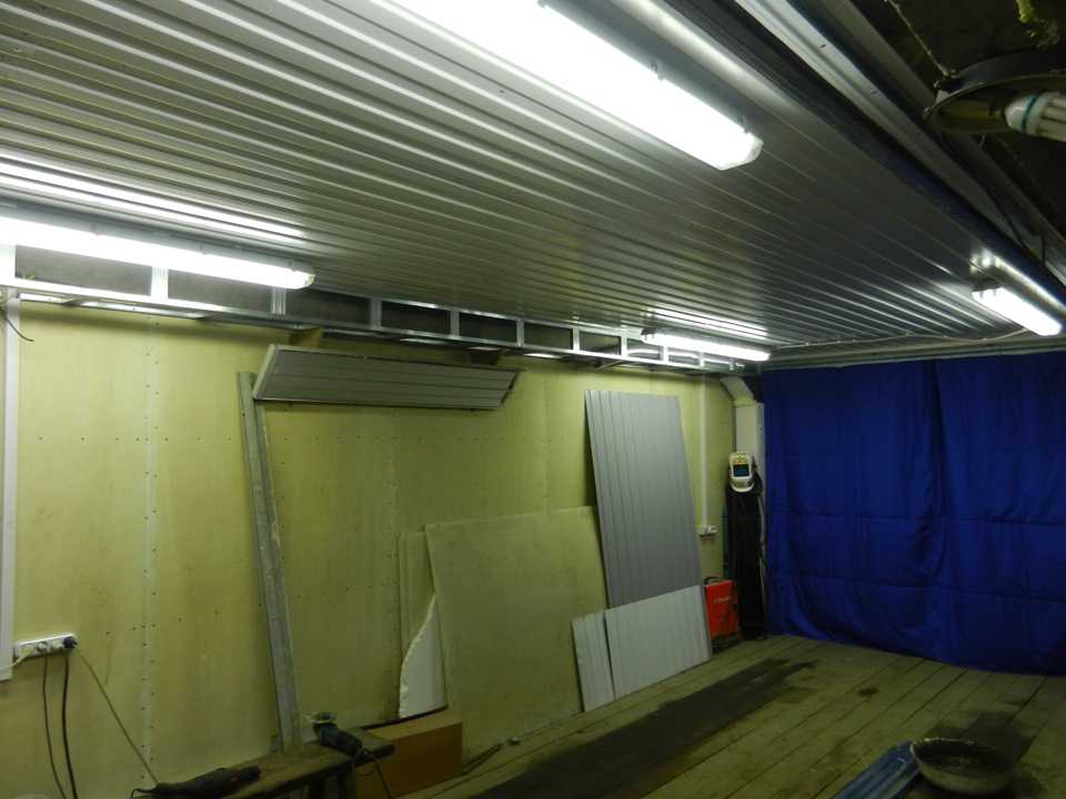Чем обшить потолок в гараже?
