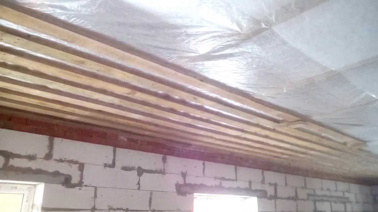 Как подшить потолок гипсокартоном в частном доме с балками отделать