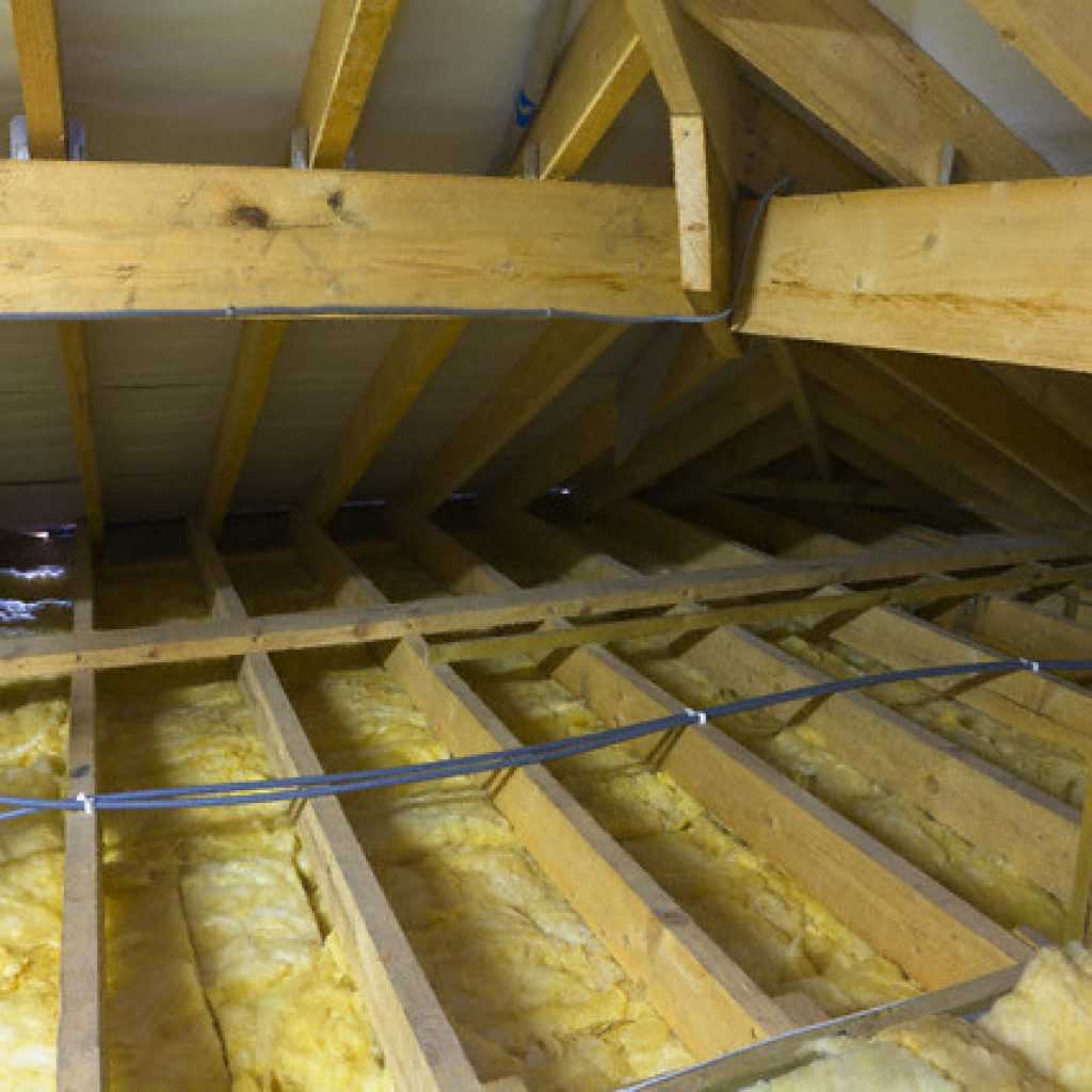 Как правильно утеплить потолок под холодной крышей – фото и видео инструкция