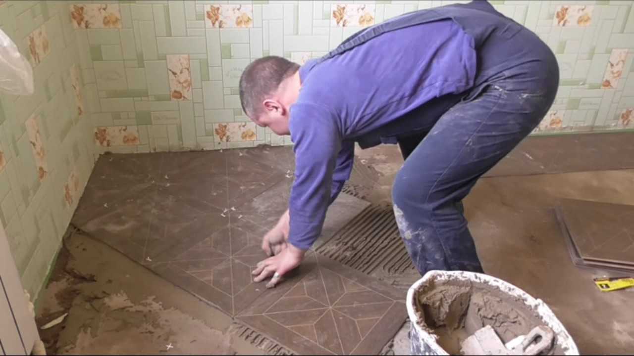 Как класть плитку на пол в ванной своими руками: видео укладки, как положить плитку на пол в ванной