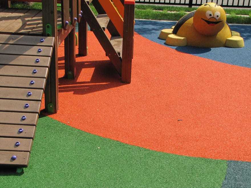 Резиновая плитка для детских площадок: чем резать мягкие плиты из крошки для укладки? выбираем прорезиненные тротуарные изделия
