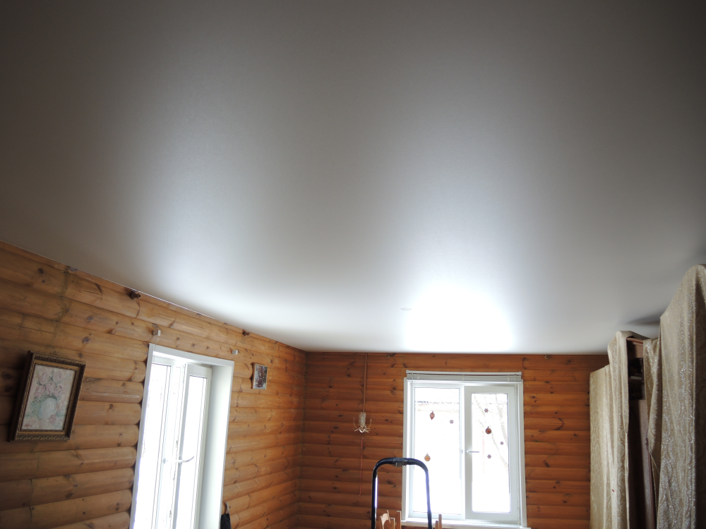 Деревянный потолок (63 фото): дизайн потолка из дерева в стиле лофт в частном доме, покрытия из необрезной доски в интерьере