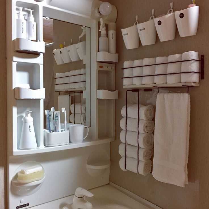 Полки для ванной комнаты: фото интерьера с закрытыми, открытыми, подвесными полками
