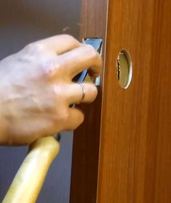 Врезать замок в межкомнатную дверь: как самому быстро установить магнитную защелку на деревянное полотно