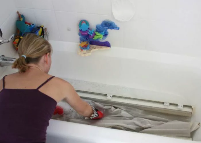 Как отстирать шторку в ванной?