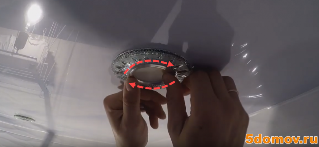 Как правильно менять лампочки в подвесном потолке: излагаем главное