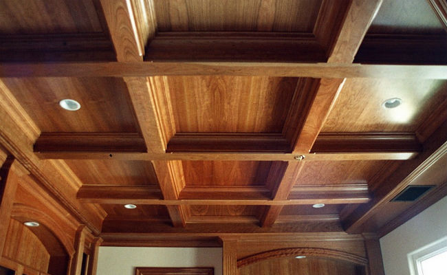 Из чего сделать потолок в деревянном доме: чем лучше покрыть, инструкция по монтажу, видео и фото