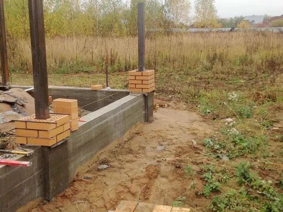 Фундамент под кирпичный забор со столбами своими руками: видео как сделать