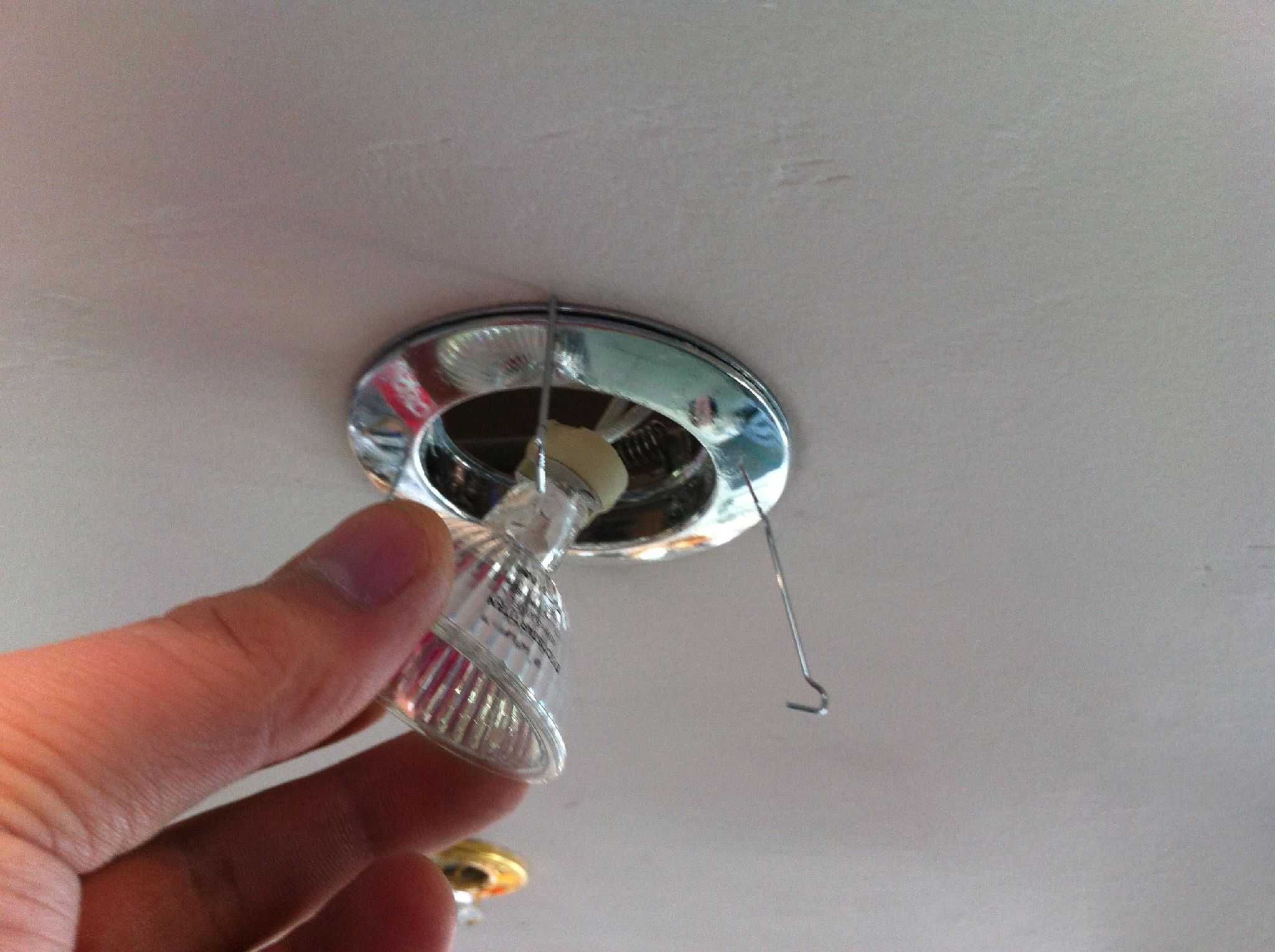 Как выкрутить лампочку из подвесного потолка? как правильно поменять в споте, как заменить светодиодную и галогеновую лампу