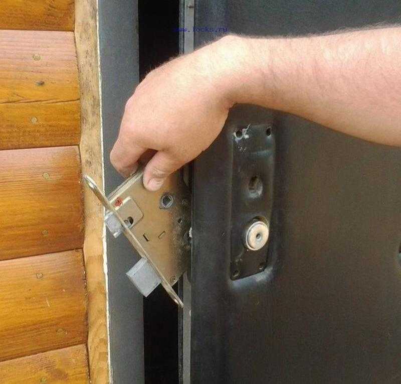 Как установить замок на железную дверь своими руками