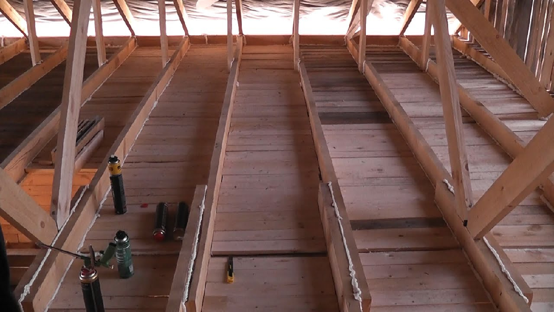 Чем подшить потолок по деревянным балкам в доме: использование современных технологий