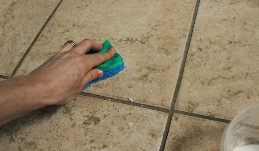 Как и чем очистить швы между плиткой на полу