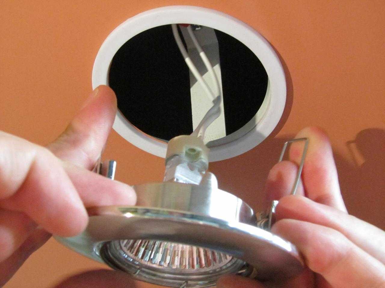 Как выкрутить лампочку из подвесного потолка: схемы подключения и способы правильного демонтажа