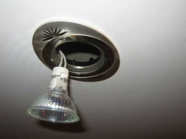 Особенности замены лампочки в подвесном потолке