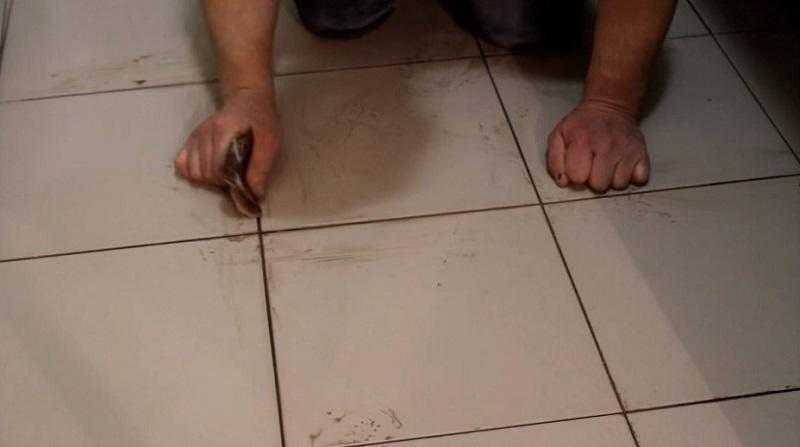 Чем очистить швы между плиткой в ванной и на полу
