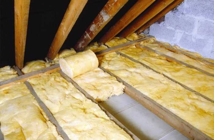 Чем утеплить потолок в деревянном доме?