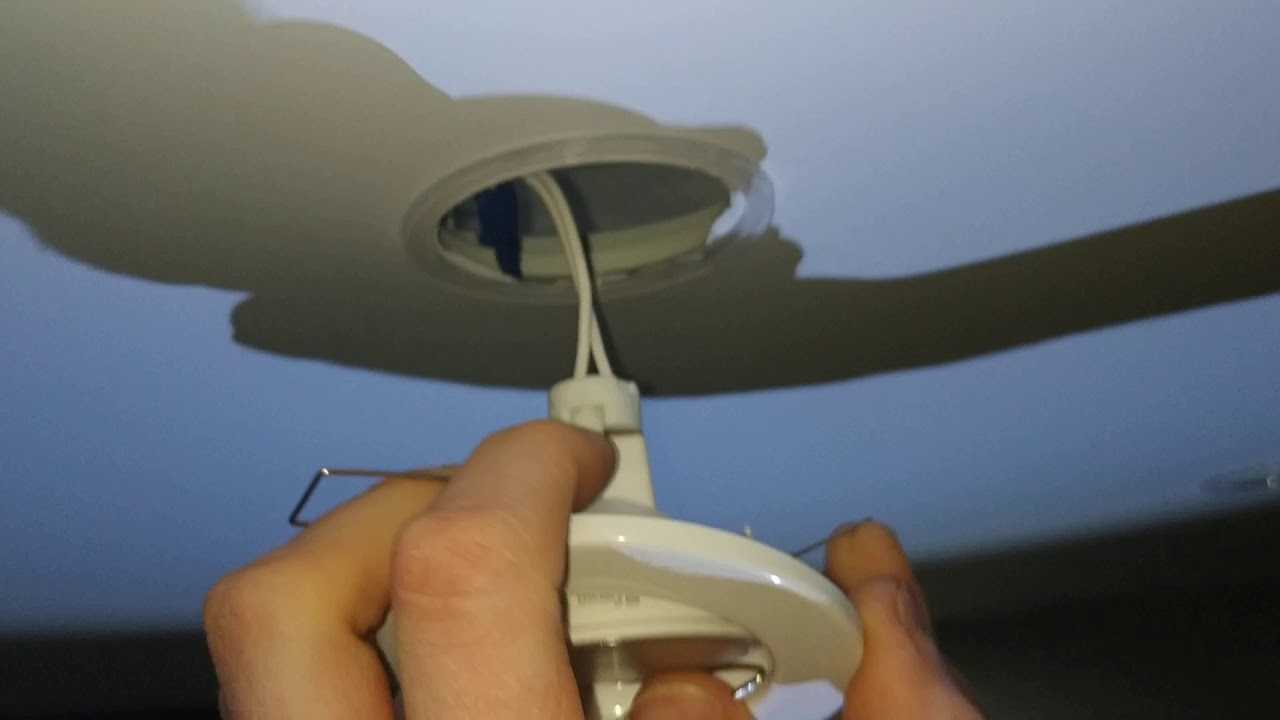 Замена лампочек в натяжном потолке: виды ламп, общие правила