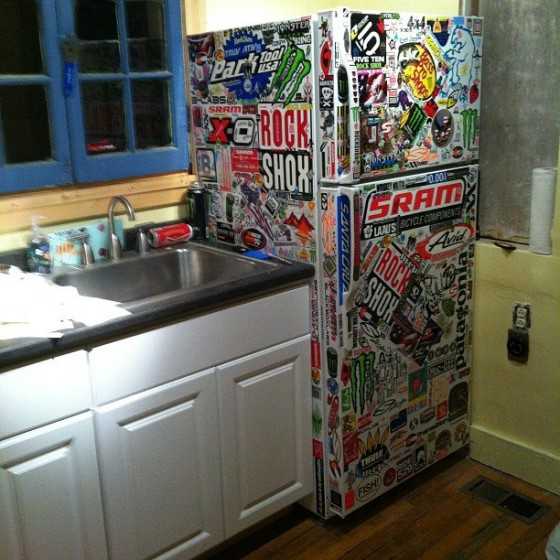 Как обклеить холодильник пленкой: как создать красивый декор самоклейкой
