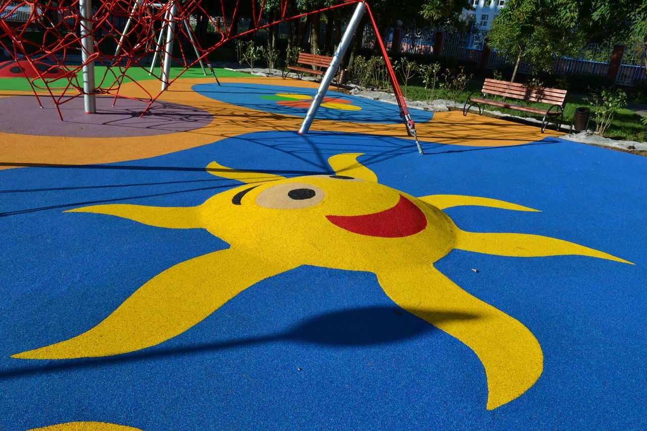 Покрытие для детских площадок на даче: особенности резинового модульного настила, характеристика мягкой плитки