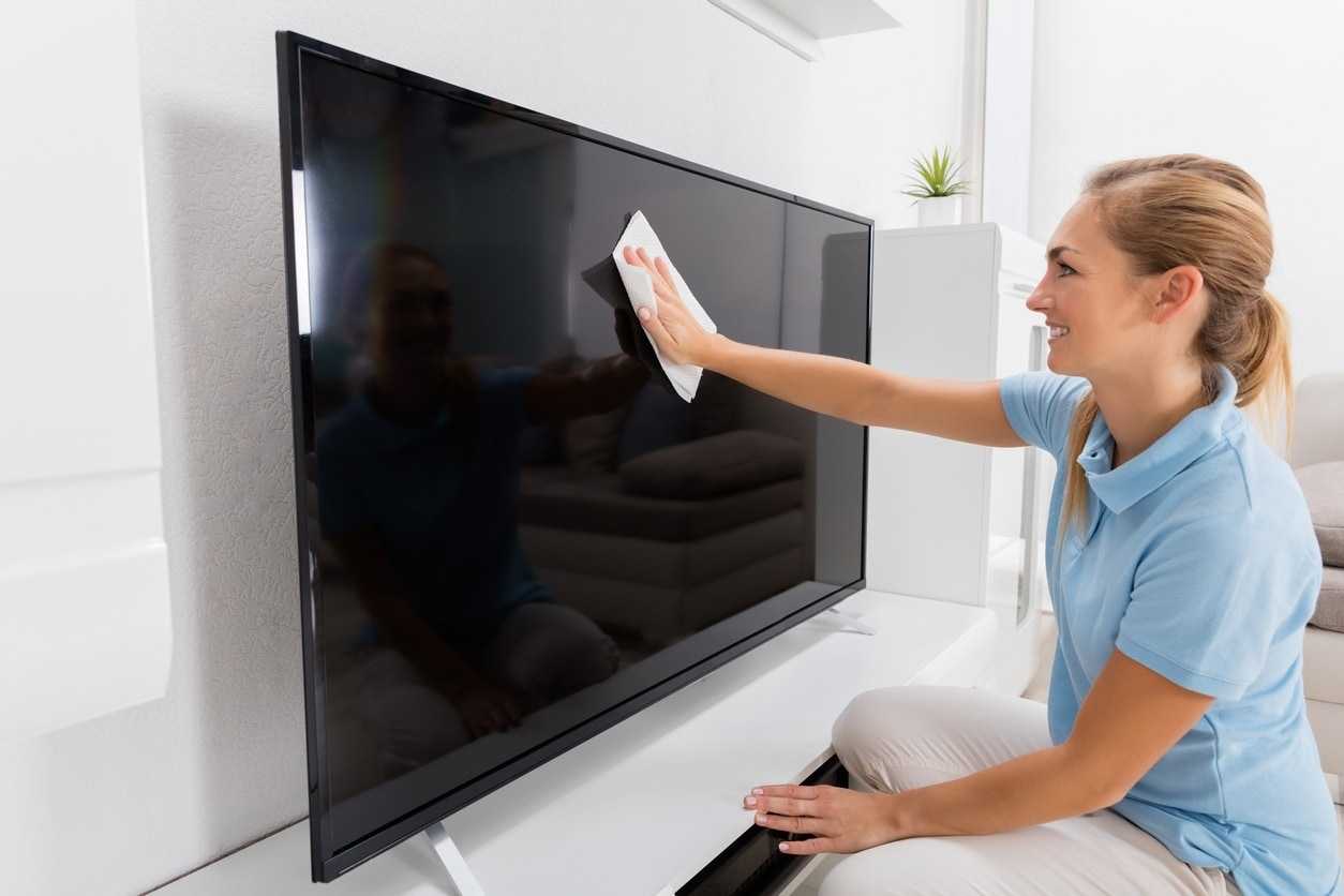 Можно ли жк телевизор протирать влажной салфеткой. специальные средства для очистки. непригодные вещества для очистки экрана телевизора.