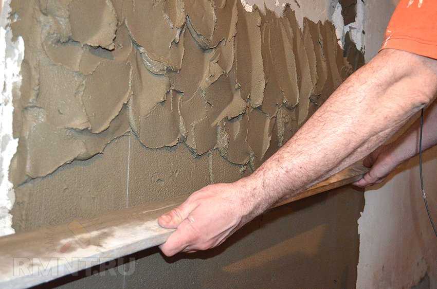 Штукатурка стен по маякам (54 фото): как штукатурить своими руками, нужно ли убирать маяки с потолка после выполнения работ