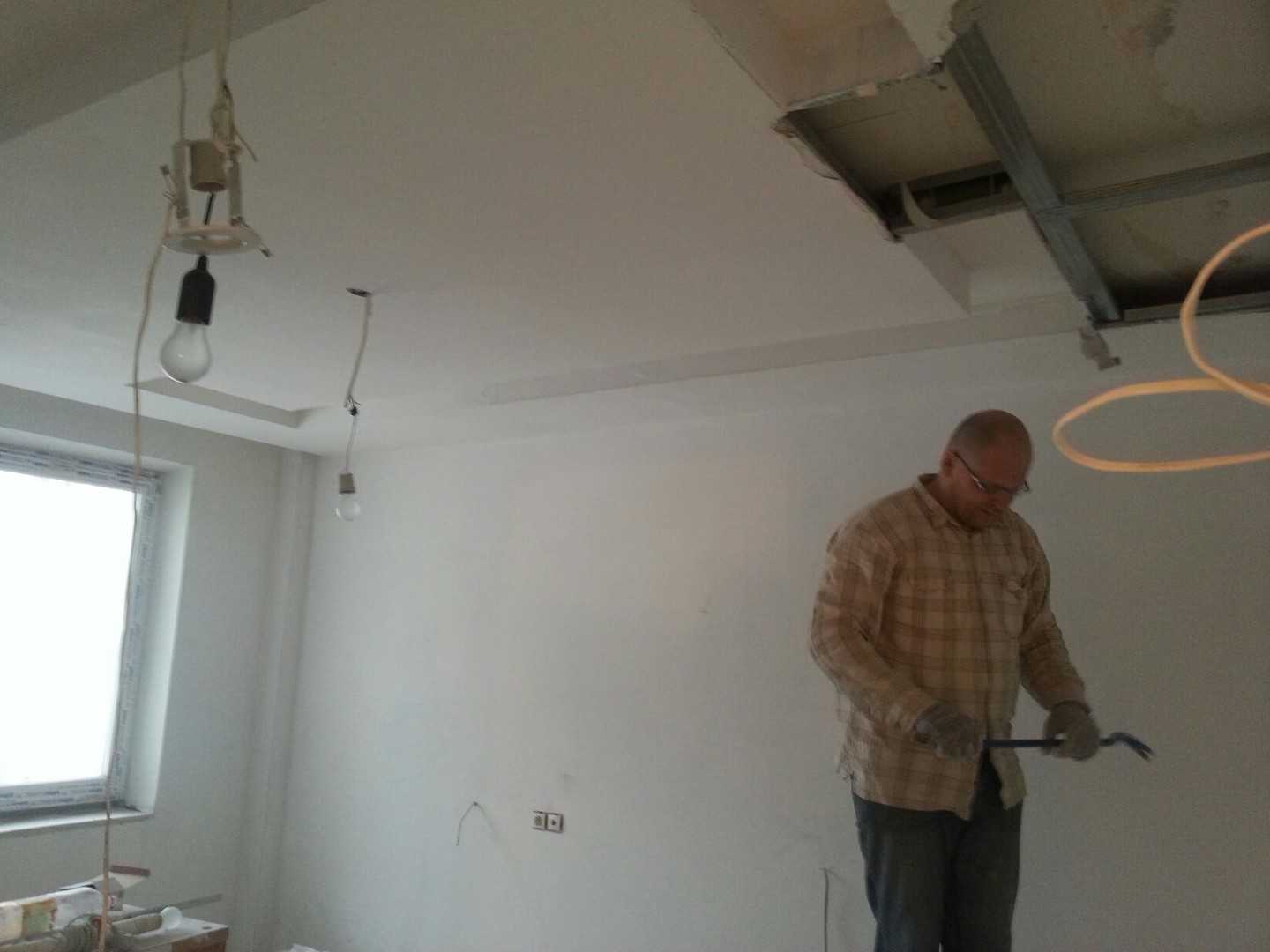 Демонтаж натяжного потолка. работы с гарпунным, кулачковым и клиновым креплением. как слить воду