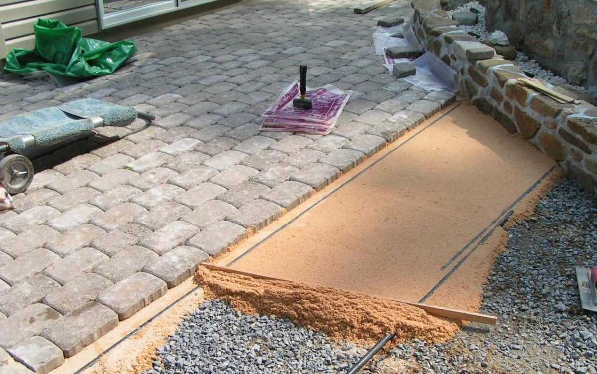 Укладка тротуарной плитки на песок: технология и специфика выполнения работ