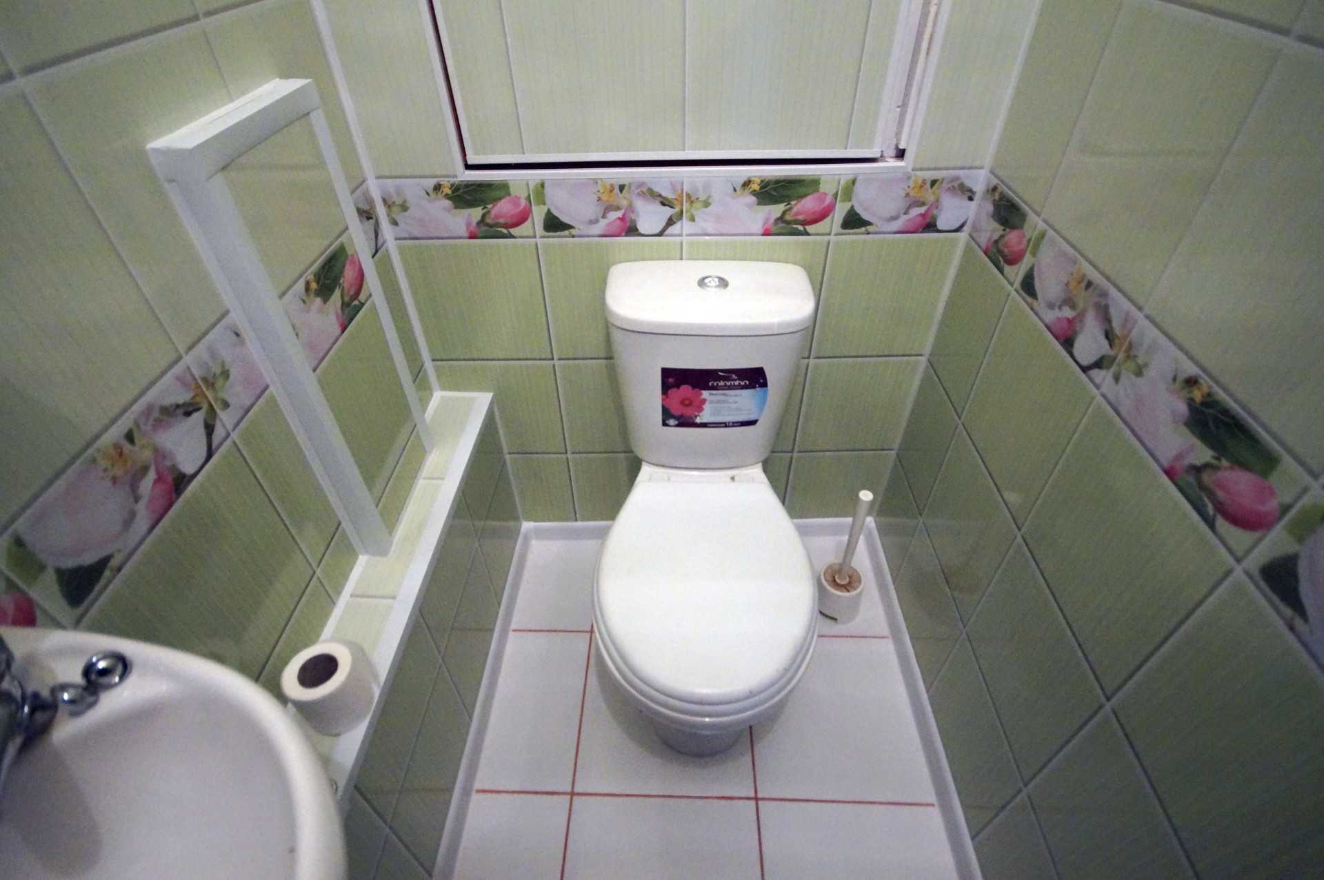 Отделка туалета пластиковыми панелями (61 фото): дизайн помещения и ремонт своими руками, как обшить потолок пвх-панелями