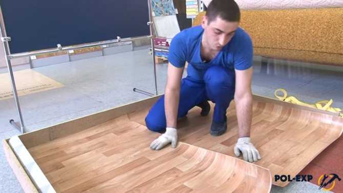 Как класть линолеум на деревянный пол: как правильно положить на старый пол, как уложить покрытие, можно ли использовать гвозди, что кладут под толстый линолеум, фото и видео