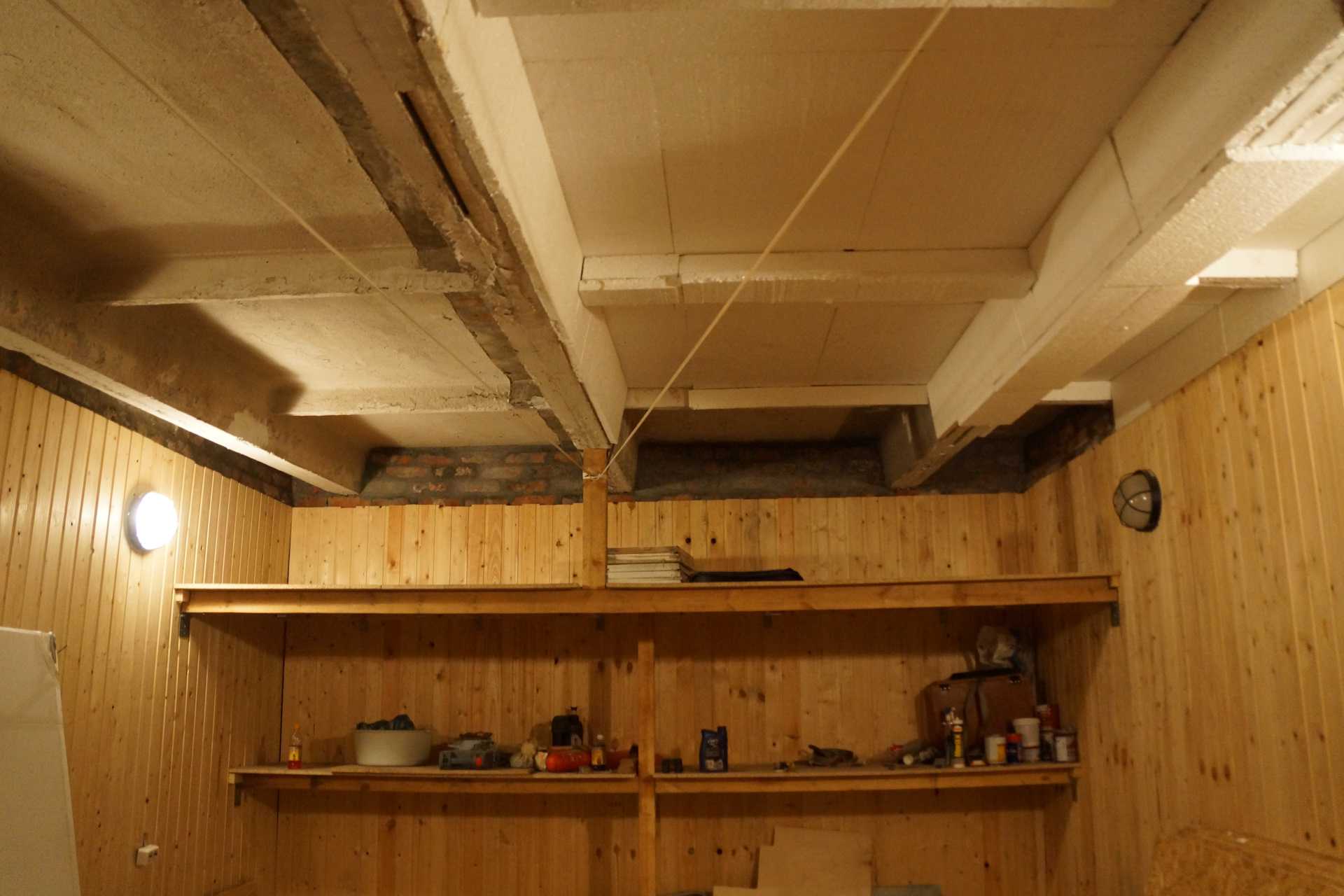 Чем обшить потолок в гараже дешево