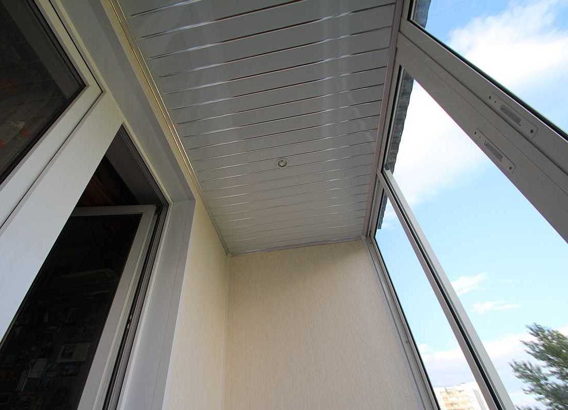 Какой потолок лучше сделать на балконе?