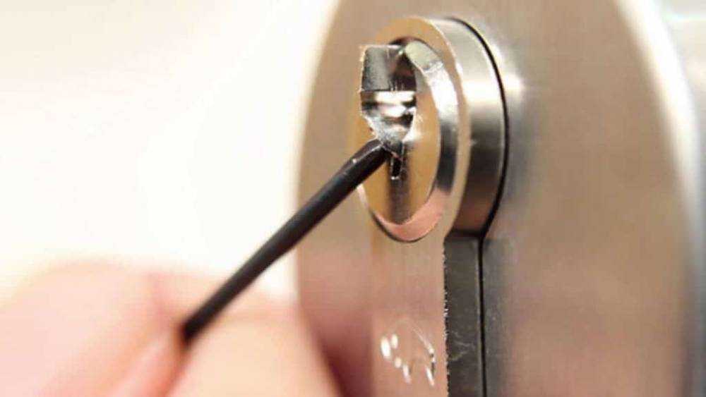 Сломался ключ в замке двери: как его вытащить, не прибегая к крайним мерам