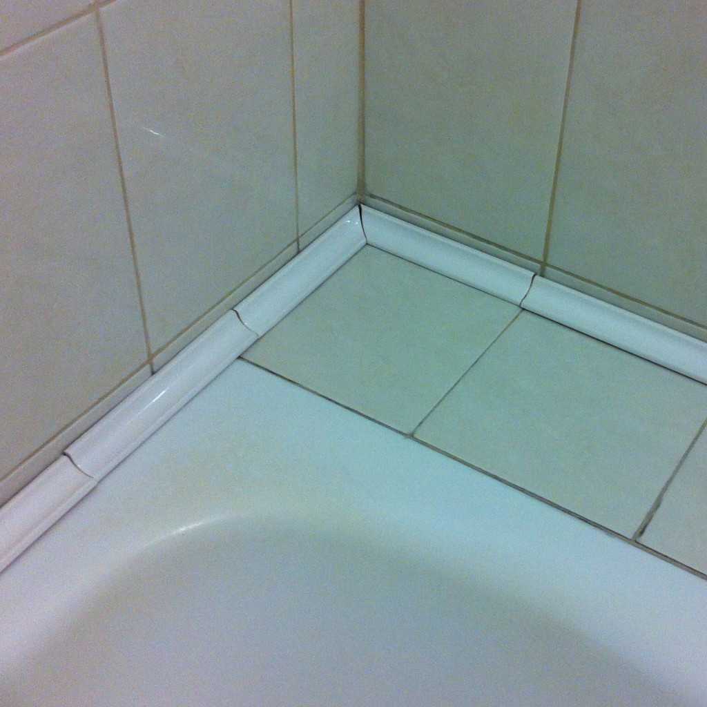 Уголки под ванну. Уголок для стыка ванны и плитки. Бордюр для ванны из плитки. Плинтус на ванную керамический. Бортик для ванной.
