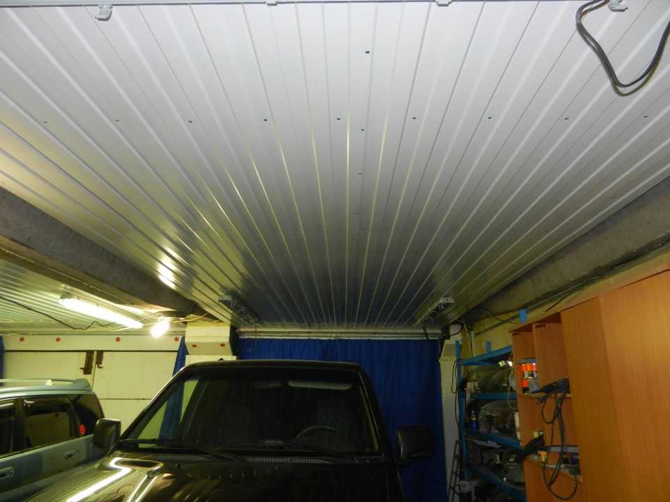 Чем подшить потолок в гараже: варианты подшивки, монтаж деревянного и металлического каркаса, утепление и облицовка