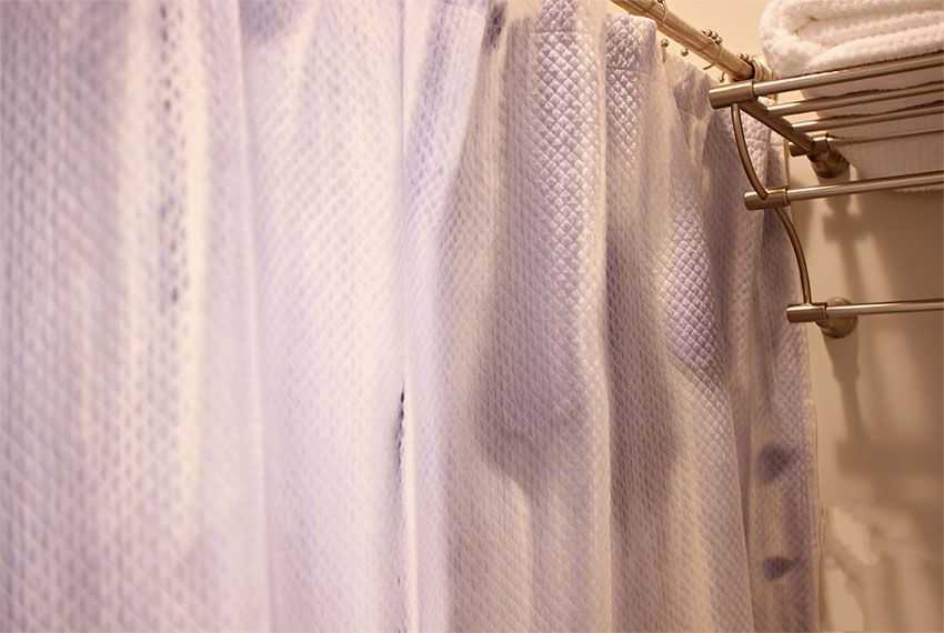 Как отмыть занавеску в ванной: почистить штору от желтизны и плесени